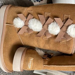 Size 5, NEVER WORN Koolaburra UGG boots. GREAT CONDITION